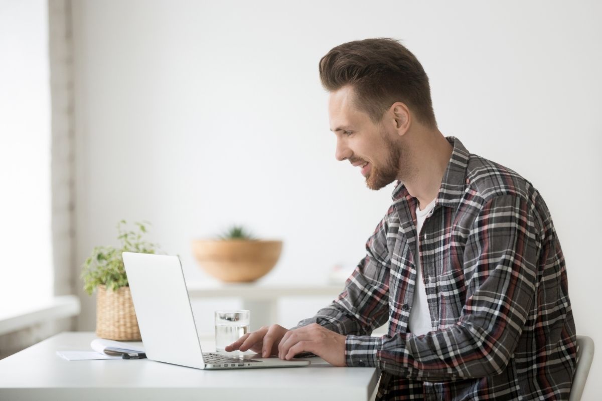 psiholog-online-terapia-la-un-click-distanta.jpg